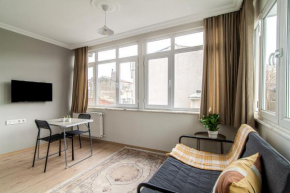 Chic Apartment in Balat, Fatih with Balcony